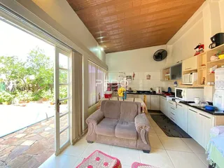 Sala de estar com vista para o jardim externo.