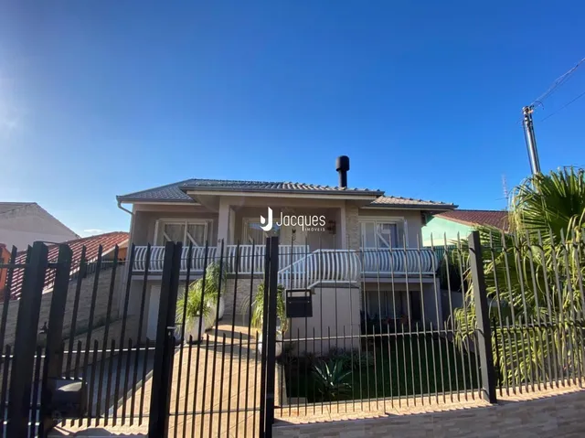 Fachada de uma casa em Lajeado, Brasil, com cerca de ferro preta.