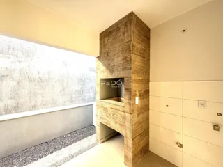 Vista interna de um corredor com parede de madeira e janela para o exterior.