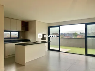 Cozinha moderna com ilha e acesso a uma área externa com vista.