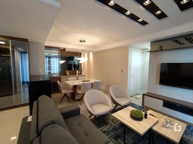 Sala de estar com sofá e piso de madeira em um imóvel.