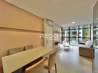 Sala de estar com mesa e cadeiras em ambiente claro.