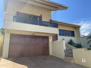 Fachada de uma residência com porta de garagem em Lajeado, Brasil.