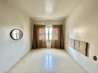 Hall de entrada com paredes brancas e piso claro.