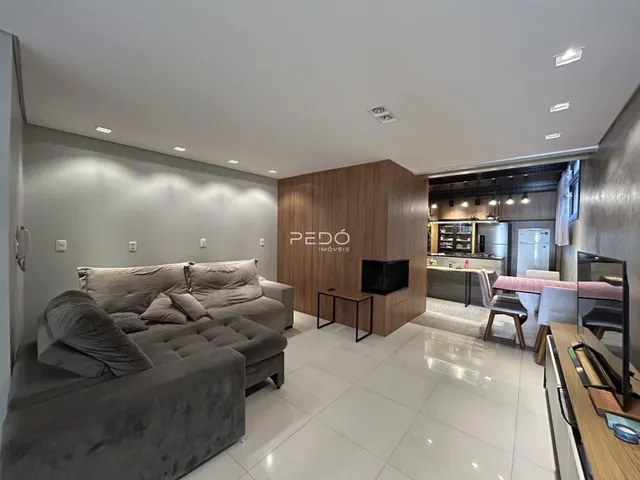 Sala de estar moderna com sofá grande e piso de cerâmica.