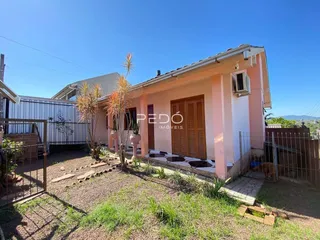 Fachada de uma casa em Lajeado, Brasil, com jardim frontal e cerca.