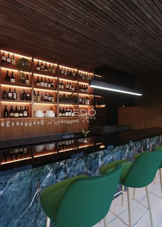 Interior de um ambiente com revestimento de madeira e balcão de mármore.