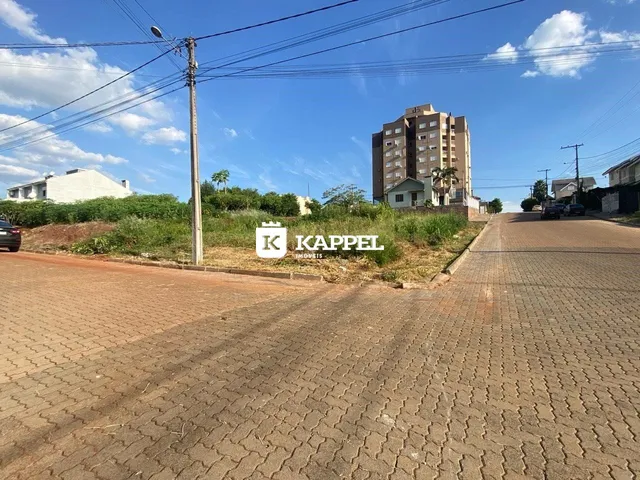 Vista externa de uma rua em Lajeado, Brasil, com um prédio residencial ao fundo.