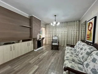 Sala de estar com lareira e sofá em um imóvel no Brasil.