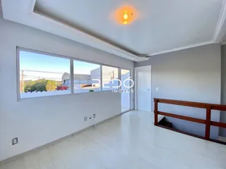 Sala de estar com grande janela e teto decorado.