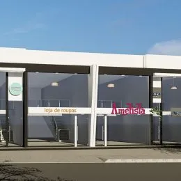 Fachada de uma loja comercial com grandes janelas de vidro em Lajeado, Brasil.