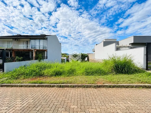 Fachada de uma residência em Lajeado com gramado alto na frente.