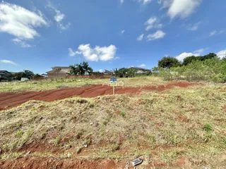Vista aérea de terreno com vegetação seca e solo avermelhado em Lajeado.