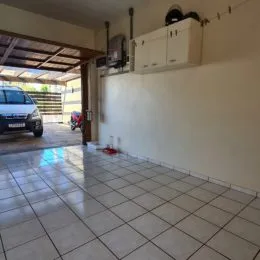 Foto de um ambiente interno com piso de cerâmica clara.