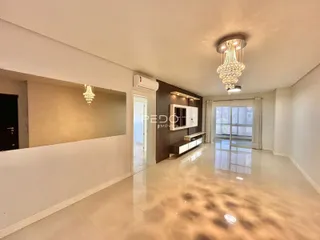 Ambiente interno de uma sala de estar com piso claro e decoração moderna.