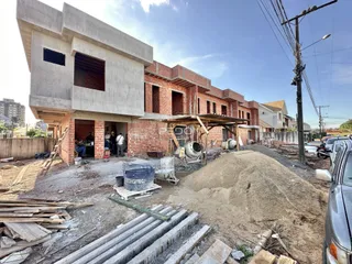 Fachada de uma residência em construção com alvenaria de tijolo aparente na Lajeado, Brasil.