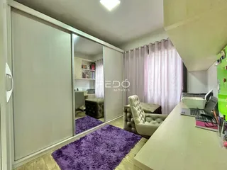 Quarto com armário e decoração de madeira no piso.