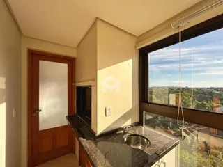 Vista de uma sala com grande janela de um imóvel em Lajeado, Brasil.