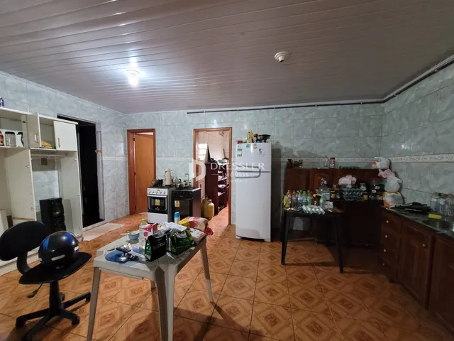 Interior de uma sala de estar com piso de madeira e armários na Lajeado.