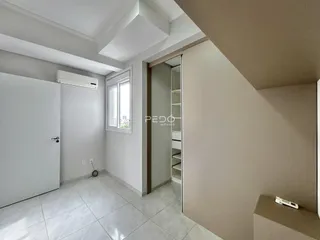 Interior de um ambiente com piso de cerâmica e paredes brancas.