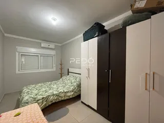 Quarto com cama e armários em um imóvel.
