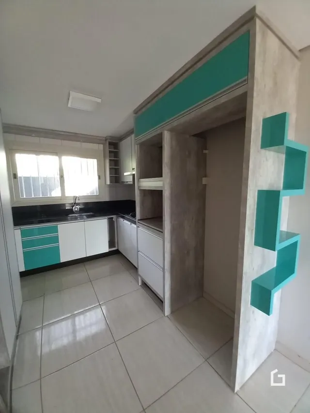 Foto de uma cozinha moderna com armários brancos e detalhes em azul turquesa.