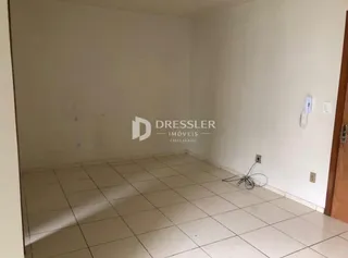 Imagem de um ambiente interno com piso de cerâmica clara.