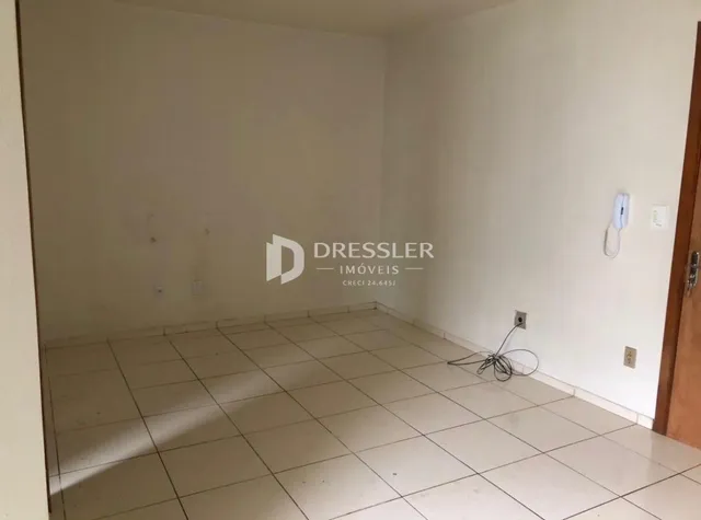 Imagem de um ambiente interno com piso de cerâmica clara.