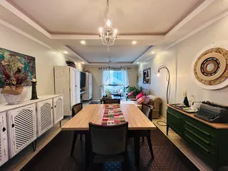 Sala de jantar com mesa de madeira e decoração em um imóvel no Lajeado.