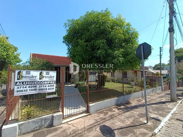 Fachada de uma residência em Lajeado, Brasil, com cerca e vegetação.