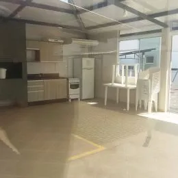 Ambiente interno com armários e estrutura de teto em uma residência.