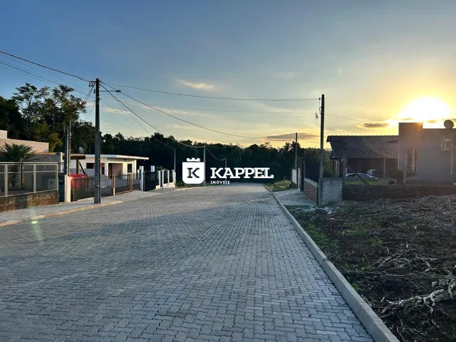 Vista da entrada de uma propriedade em Lajeado, com um caminho de paralelepípedos.