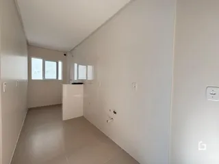 Vista do corredor interno de uma residência.