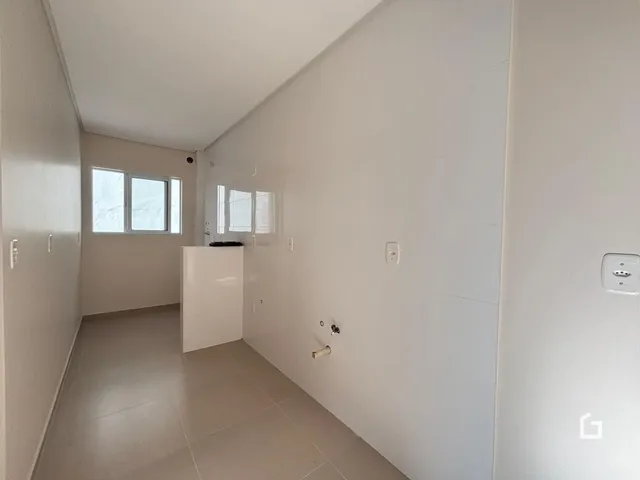 Vista do corredor interno de uma residência.