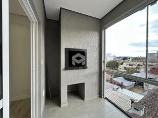 Interior de um apartamento com grande janela e vista da rua.