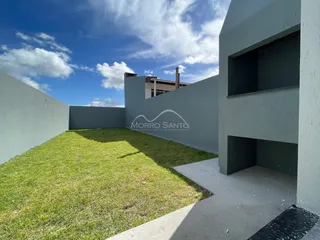 Vista externa de um gramado com muro alto em Lajeado, Brasil.