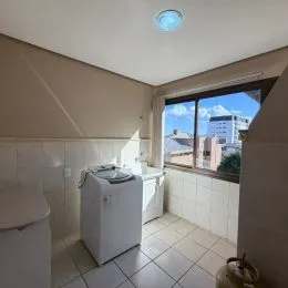 Foto interna de um banheiro com piso de cerâmica e janela.
