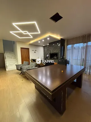 Foto de um ambiente interno com mesa de jantar de madeira escura.