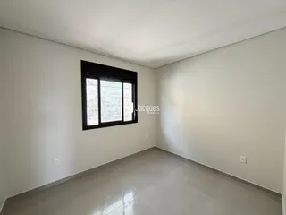 Foto de um cômodo interno com paredes brancas e piso claro.