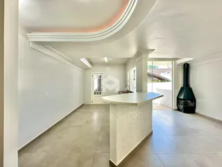 Ambiente interno de uma área de convivência com teto arqueado.