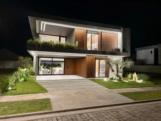 Fachada moderna de uma residência em Lajeado, Brasil.