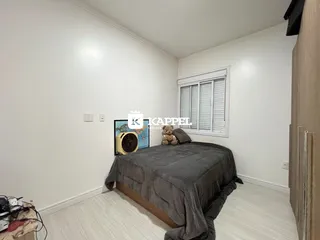 Quarto com cama e janela em ambiente interno.