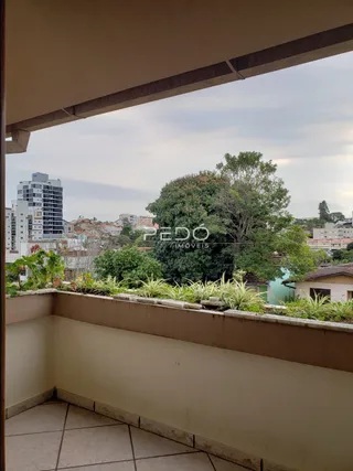 Vista de um terraço com vegetação ao fundo.