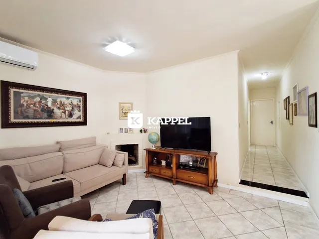 Sala de estar com sofá e lareira.