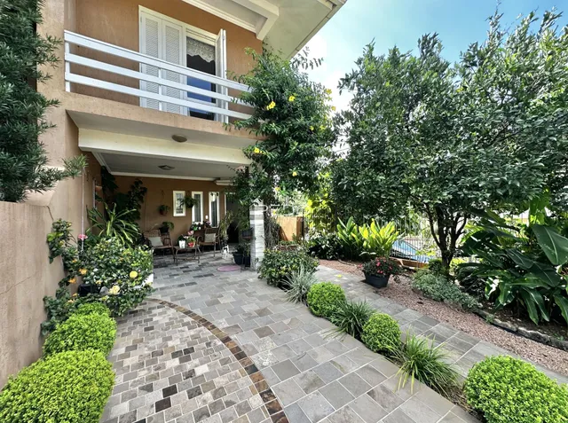 Fachada de uma residência em Lajeado, Brasil, com jardim e pátio.