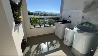 Vista interna de um imóvel com janela para a paisagem.