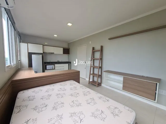 Quarto com cama e janela em ambiente interno.