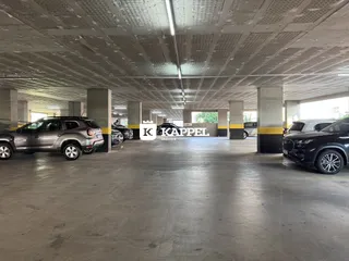 Foto de uma área de estacionamento coberta com piso de concreto.