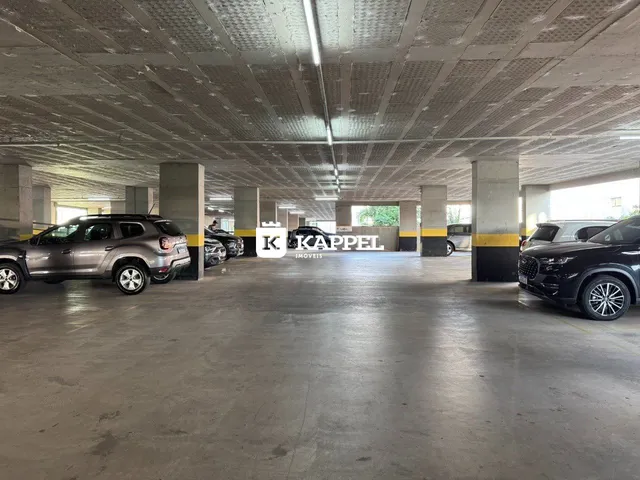 Foto de uma área de estacionamento coberta com piso de concreto.