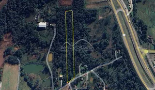 Vista aérea de uma propriedade rural com vegetação densa e áreas abertas.